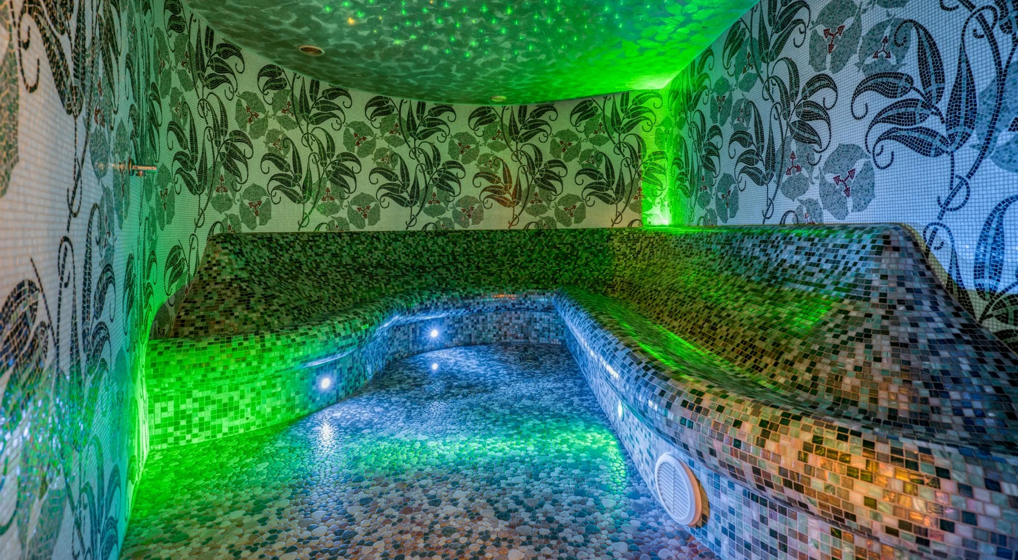 Dovolená u Baltu: 5* hotel se soukromou pláží, polopenze i neomezený vstup do termálního wellness