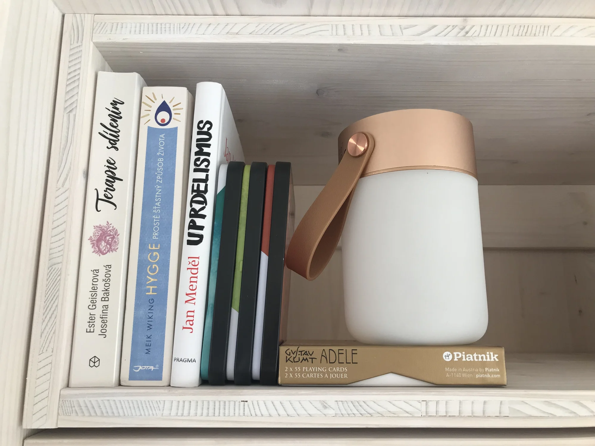 Samota a klid přímo u rybníka v posedu na Vysočině: minimalistický design a vůně dřeva