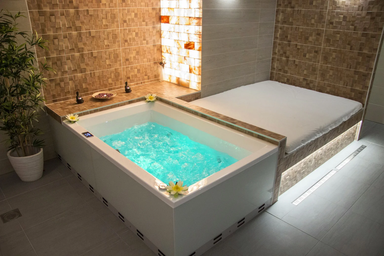 Romantický odpočinek v privátním wellness pro 2 osoby: finská sauna i hydromasážní vířivka