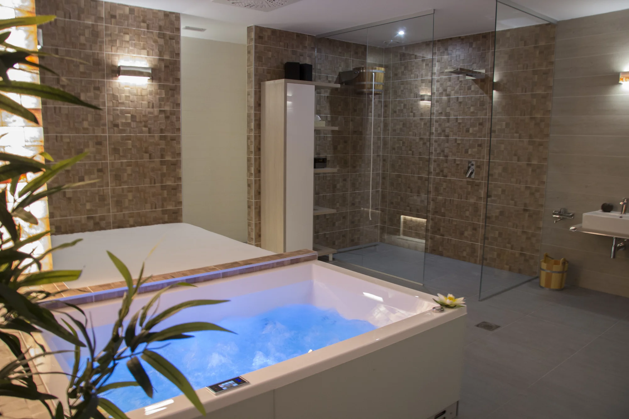 Romantický odpočinek v privátním wellness pro 2 osoby: finská sauna i hydromasážní vířivka