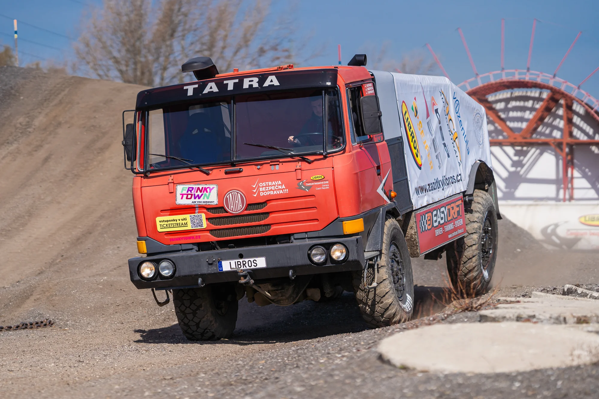 Otevřené vouchery až na 5000 Kč na zážitkové jízdy a kurzy u Libros: Tatra, Hummer, škola driftu i bagr