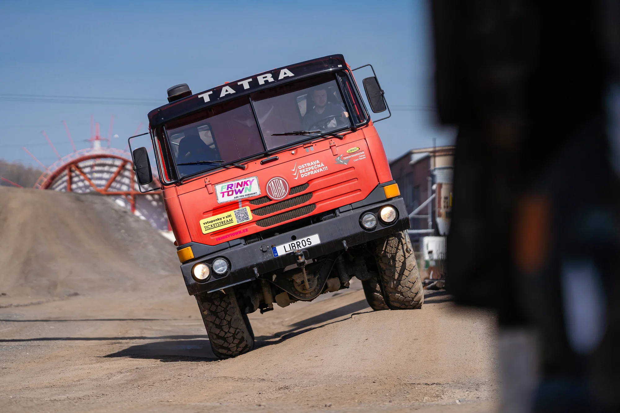 15–60 minut adrenalinové jízdy s dakarským speciálem Tatra 815 4x4