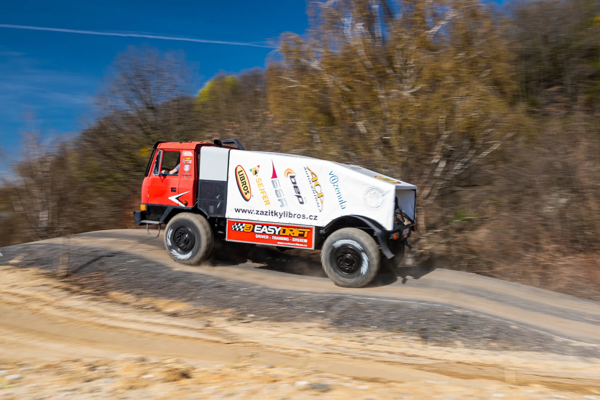 15–60 minut adrenalinové jízdy s dakarským speciálem Tatra 815 4x4