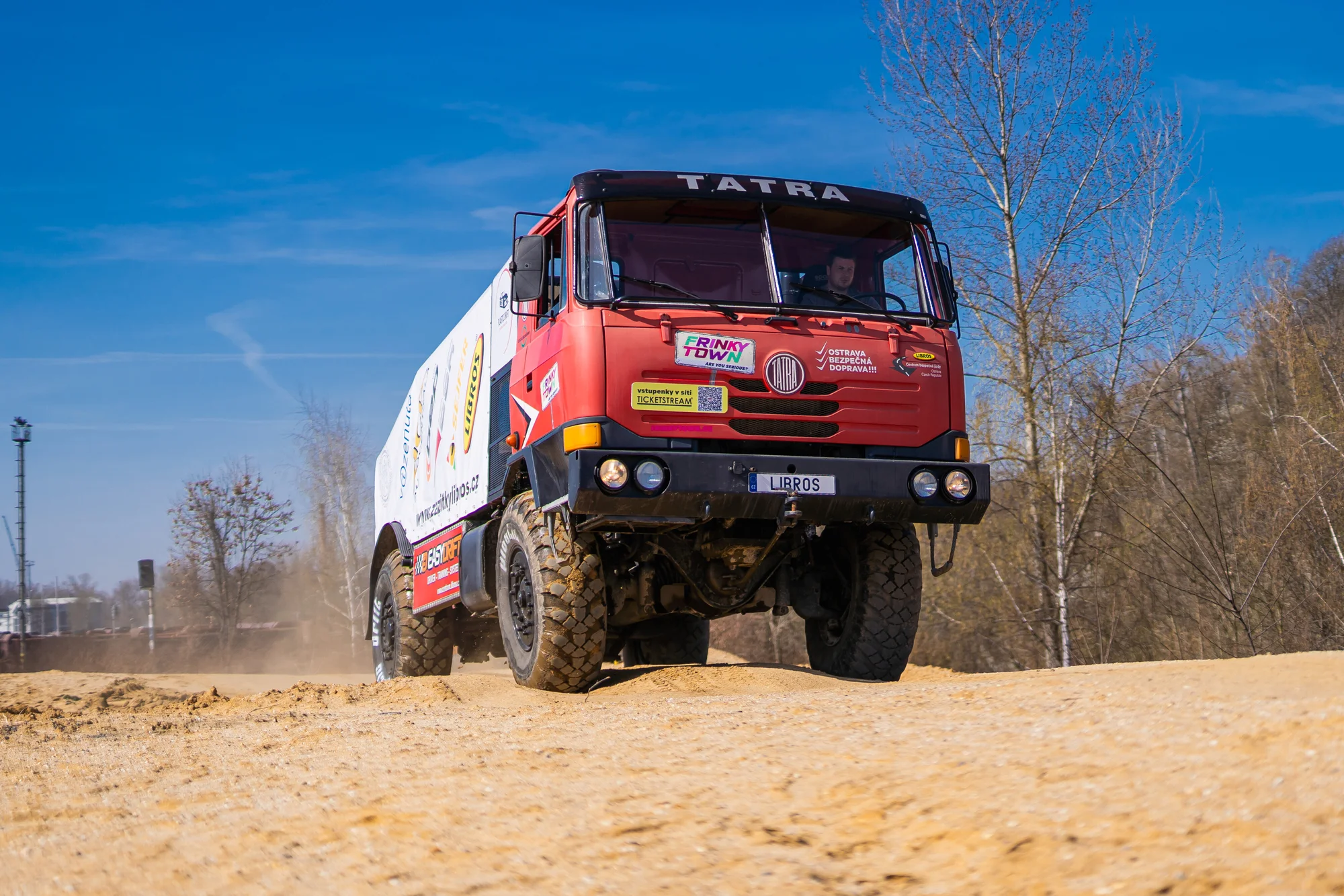 15–60 minut adrenalinové jízdy s dakarským speciálem Tatra 815 4x4
