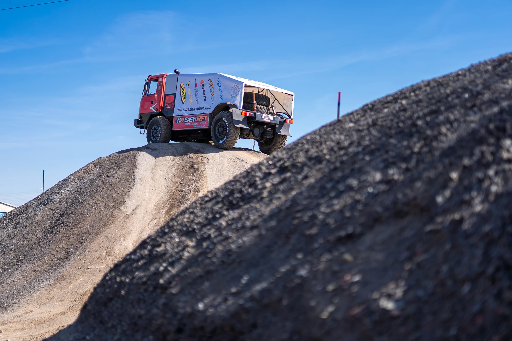 15–60 minut adrenalinové jízdy s dakarským speciálem Tatra 815 4x4