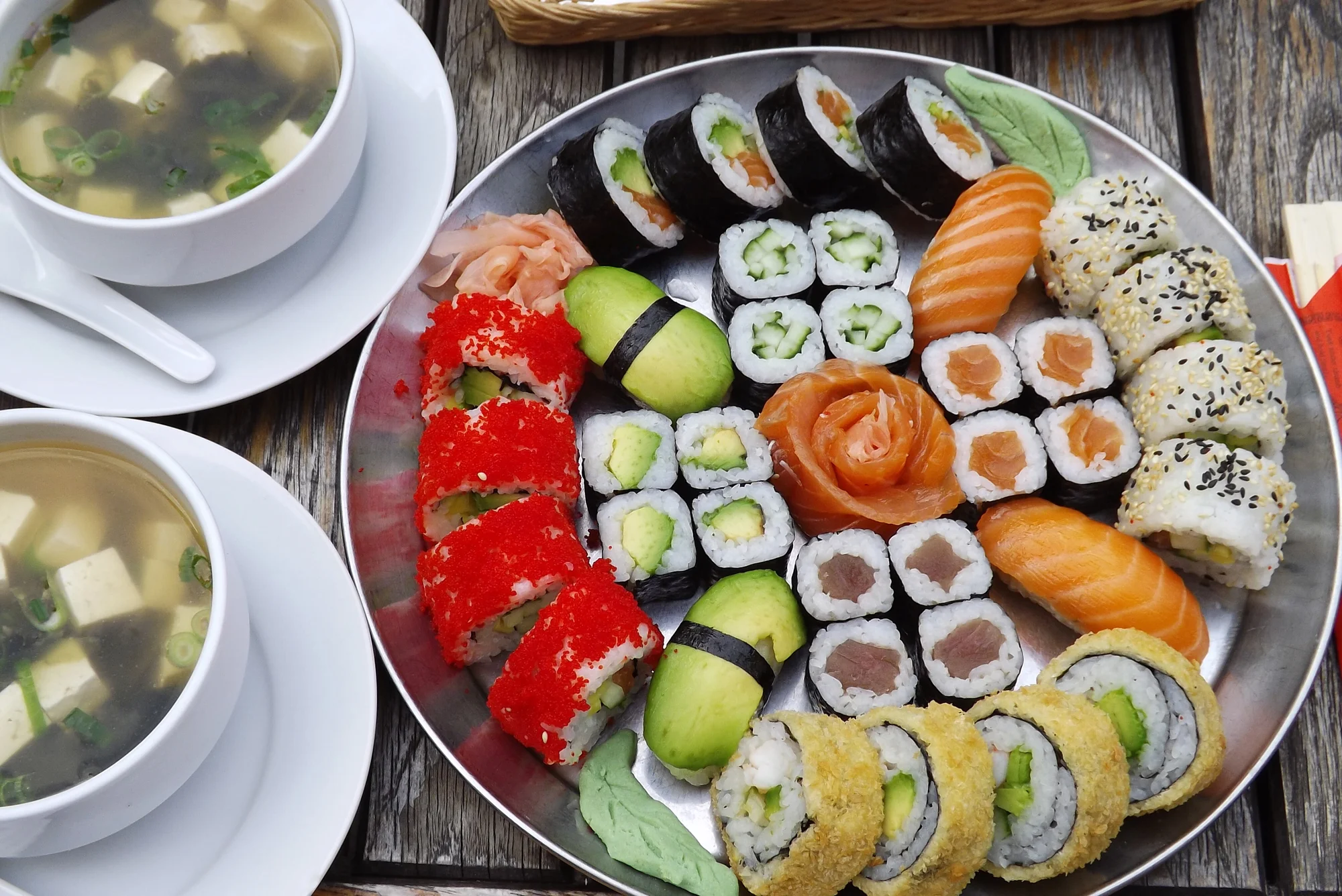 Pestré sushi sety ve Vršovicích: 12 nebo až 71 kousků i s polévkou a salátem wakame