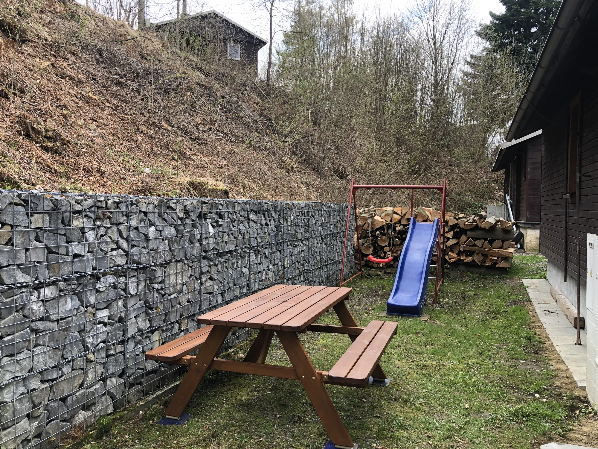 Pronájem celé chaty v Beskydech až pro 5 osob: dvě ložnice, obývací pokoj i terasa