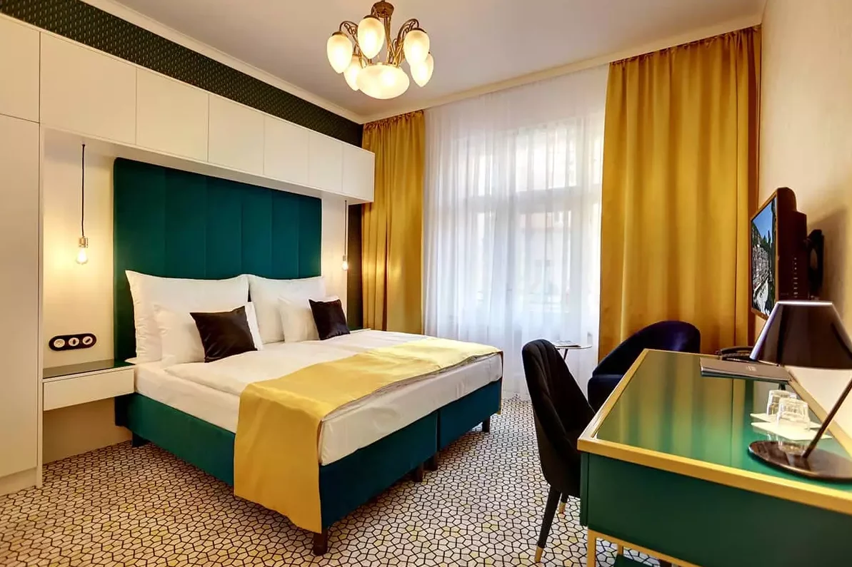 Relaxace v Karlových Varech: hotel přímo u kolonády, nové wellness centrum, procedury a polopenze