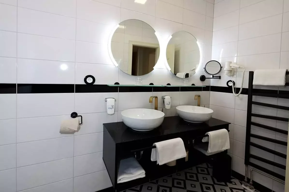 Relaxace v Karlových Varech: hotel přímo u kolonády, nové wellness centrum, procedury a polopenze