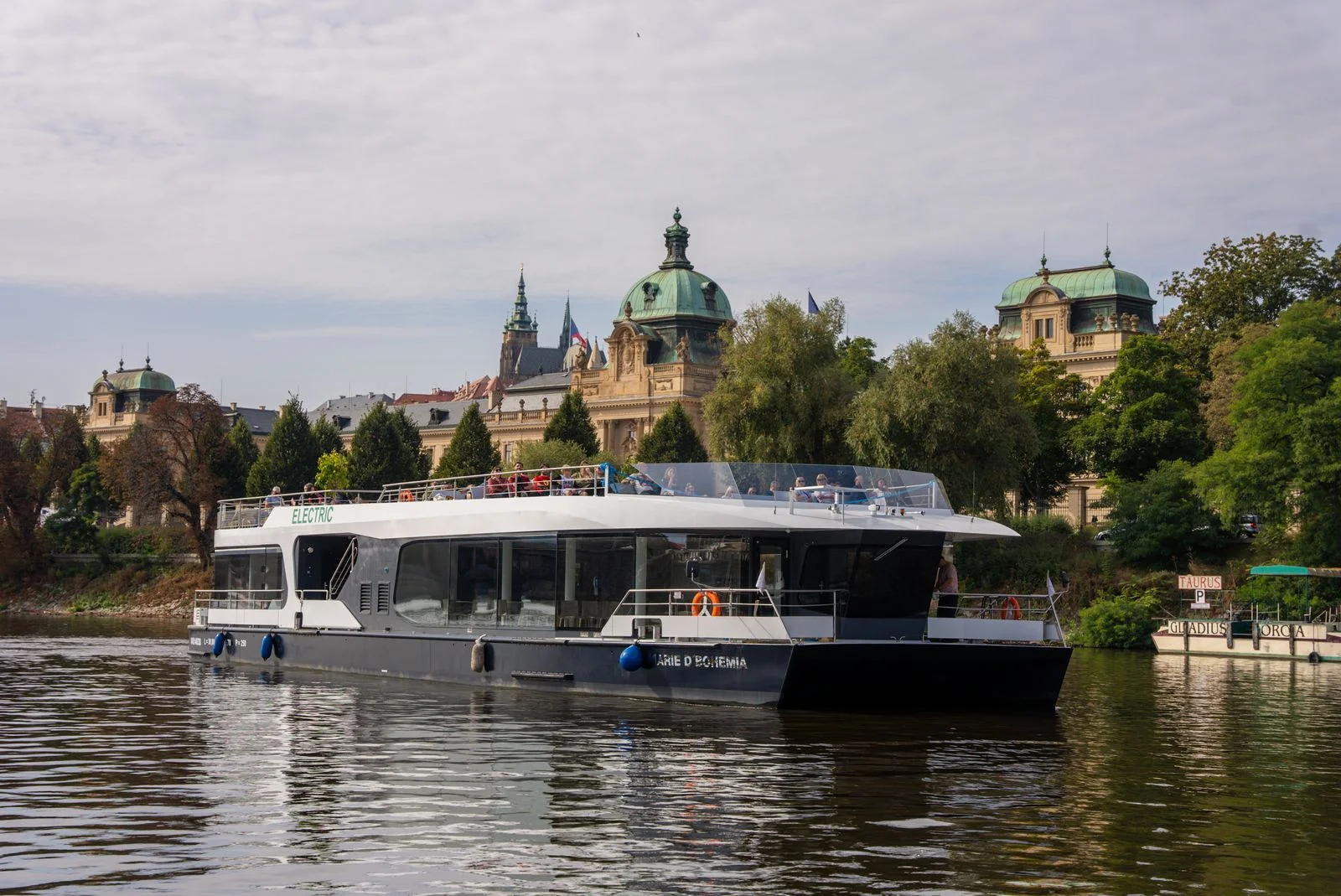 Velká vyhlídková plavba Prahou: 2 hodiny na palubě lodi pro dospělé i děti