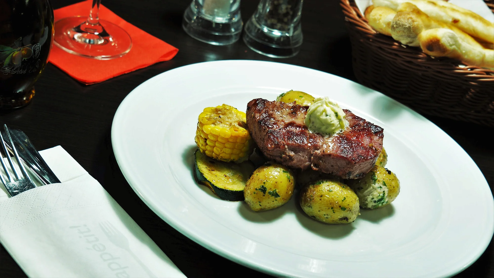 Tříchodové menu pro 1 či 2 osoby: salát caprese, steak nebo losos a dezert