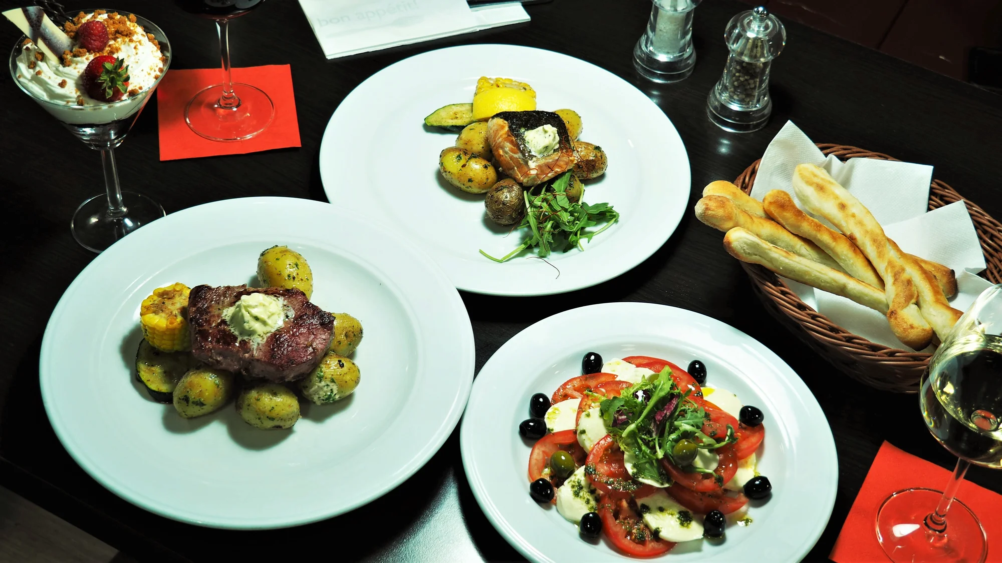 Tříchodové menu pro 1 či 2 osoby: salát caprese, steak nebo losos a dezert