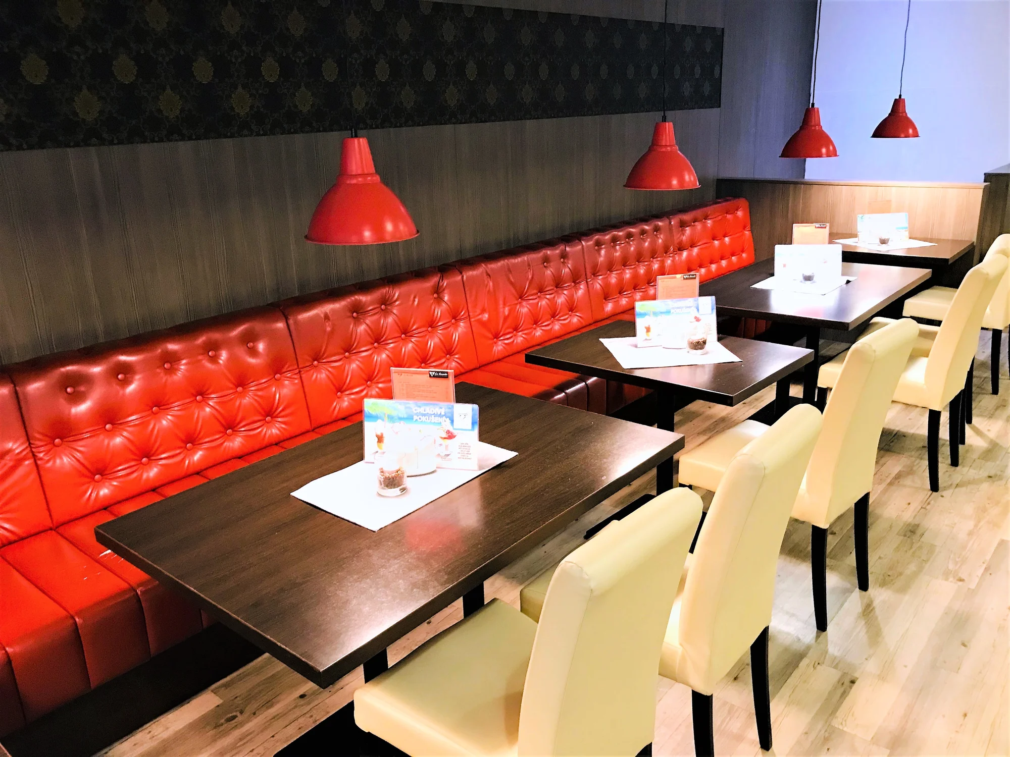 Tříchodové menu pro 1 či 2 osoby: salát caprese, steak nebo losos a dezert