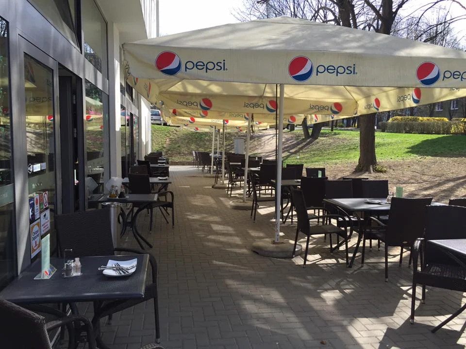 Tříchodové menu pro 1 či 2 osoby: salát caprese, steak nebo losos a dezert