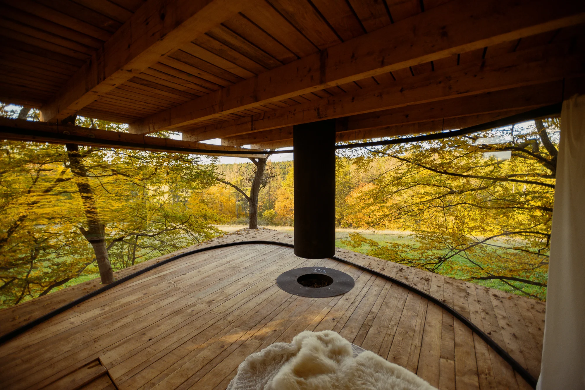 Romantika s výhledem na ovčí pastvu: treehouse s krásným krbem jen pro vás dva