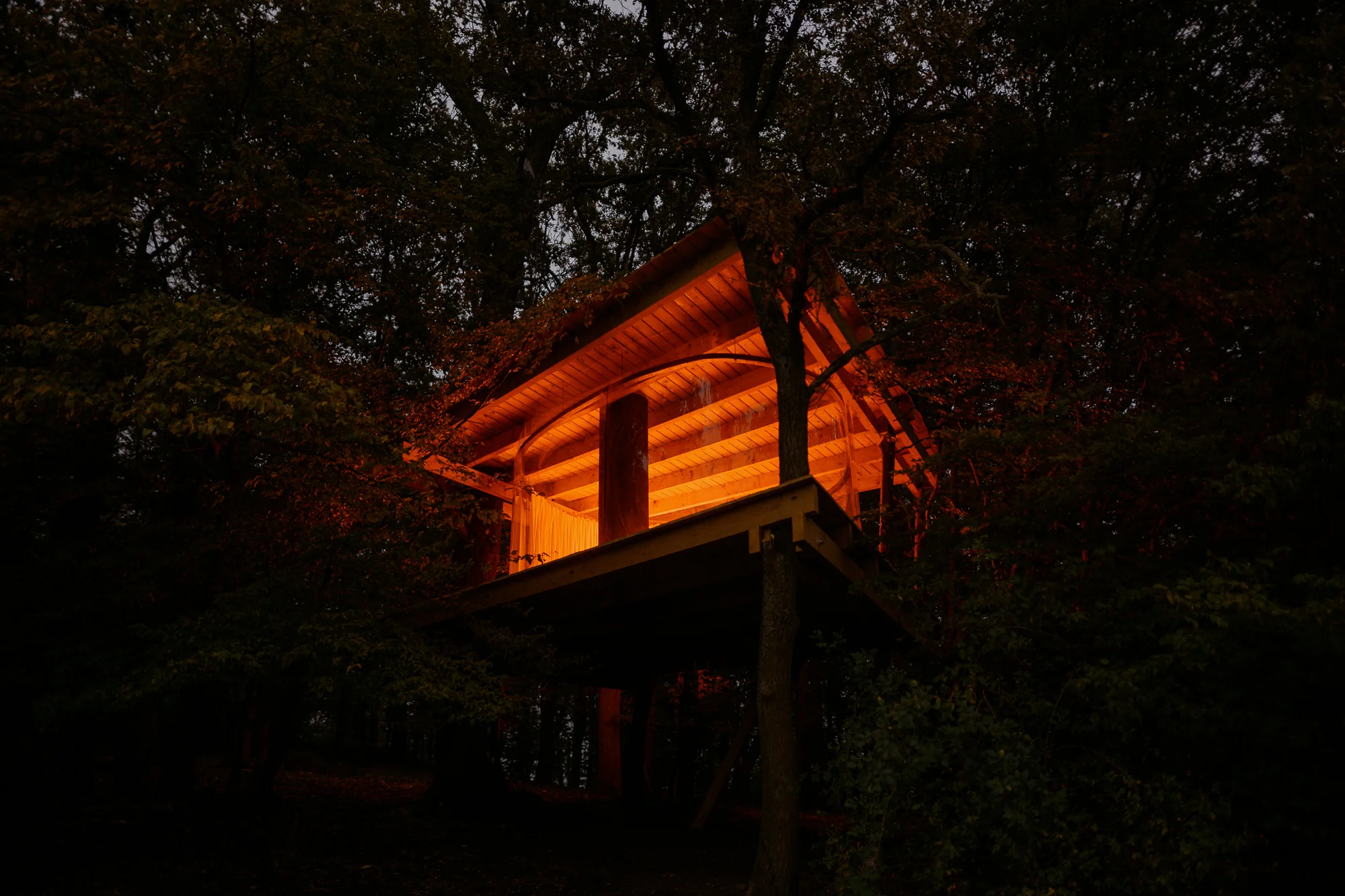 Romantika s výhledem na ovčí pastvu: treehouse s krásným krbem jen pro vás dva