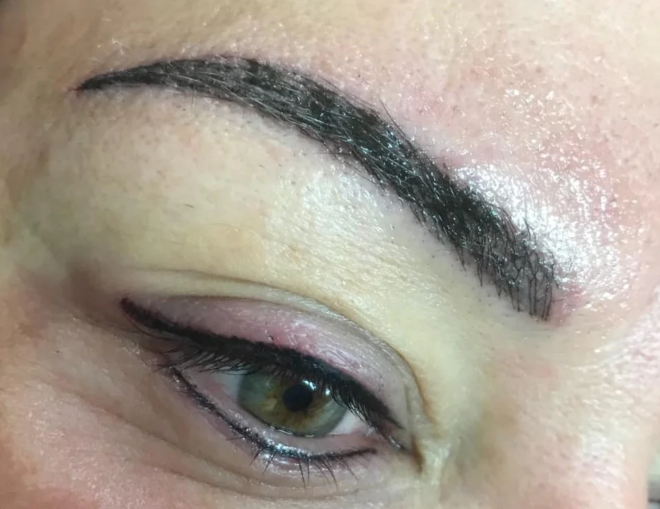 Konec dennímu líčení: permanentní make-up očních linek nebo rtů