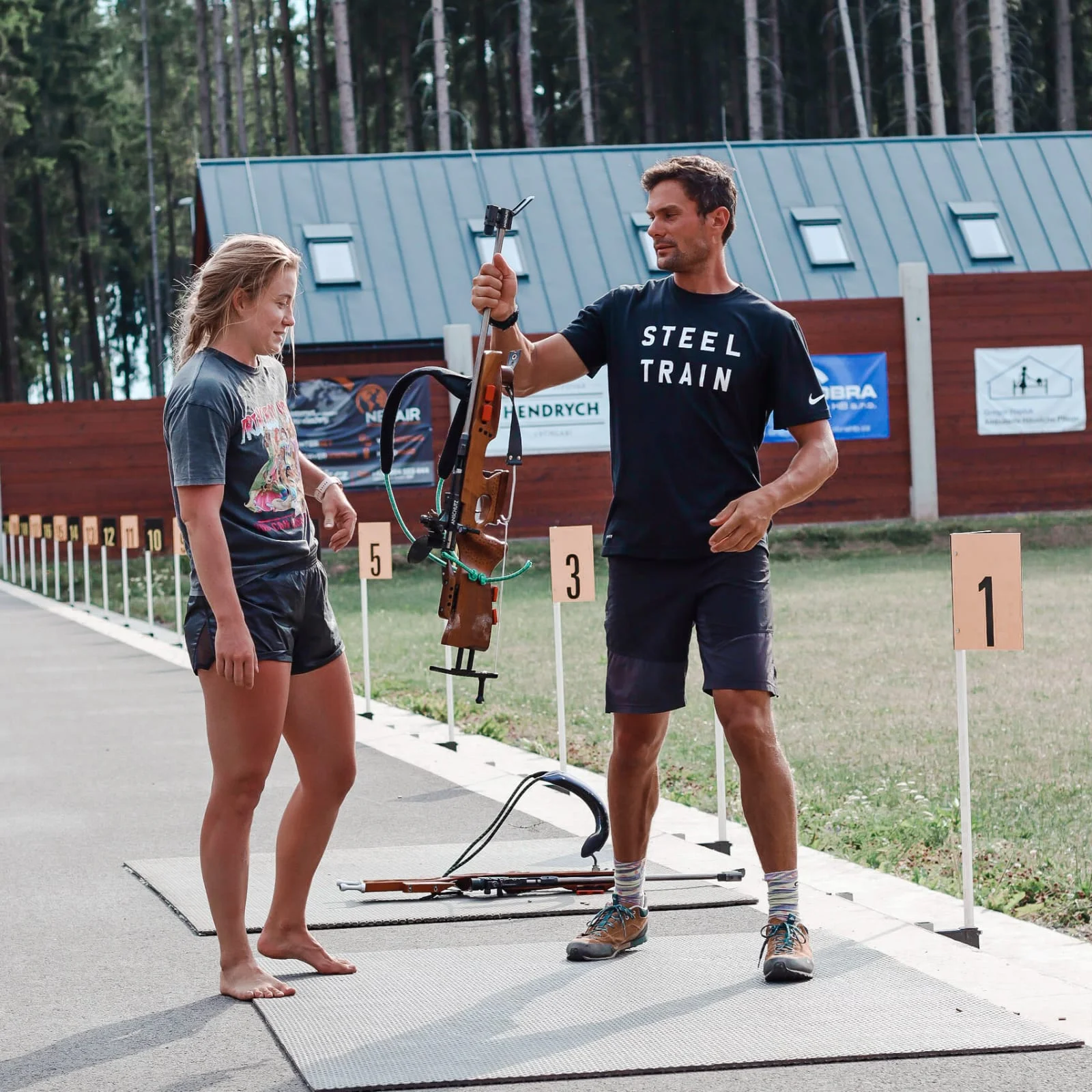 Letní biatlon na vlastní kůži: kurzy se zkušenými instruktory včetně juniorského mistra světa