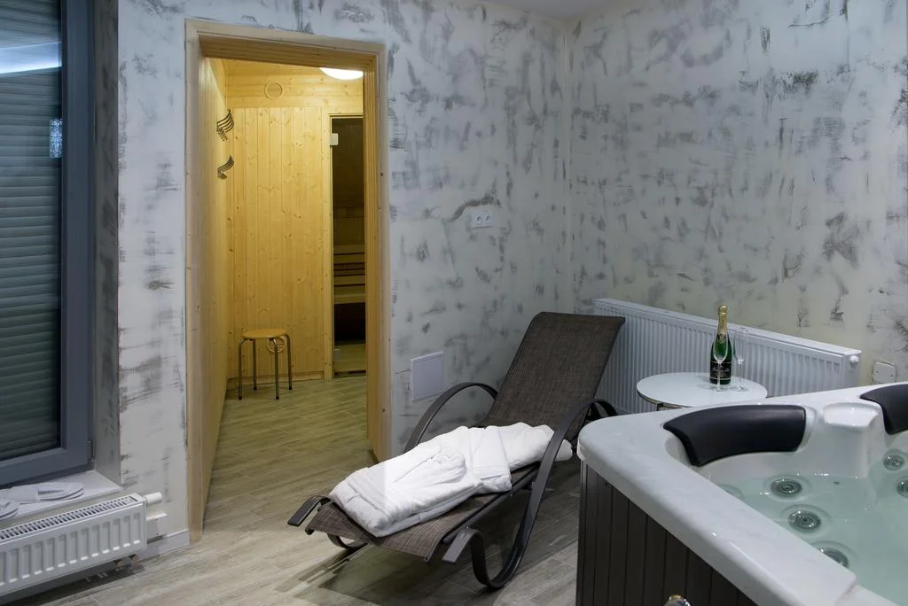 Romantika v podzámčí až na 6 dní: snídaně, možnost romantické večeře i relaxu ve wellness