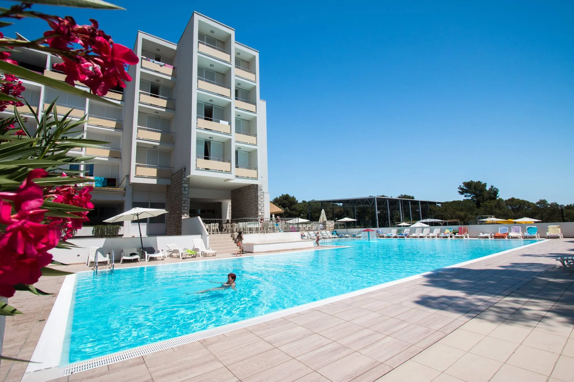 Dovolená v Biogradu na Moru: all inclusive, 2 děti zdarma, 300 m na pláž a bazény