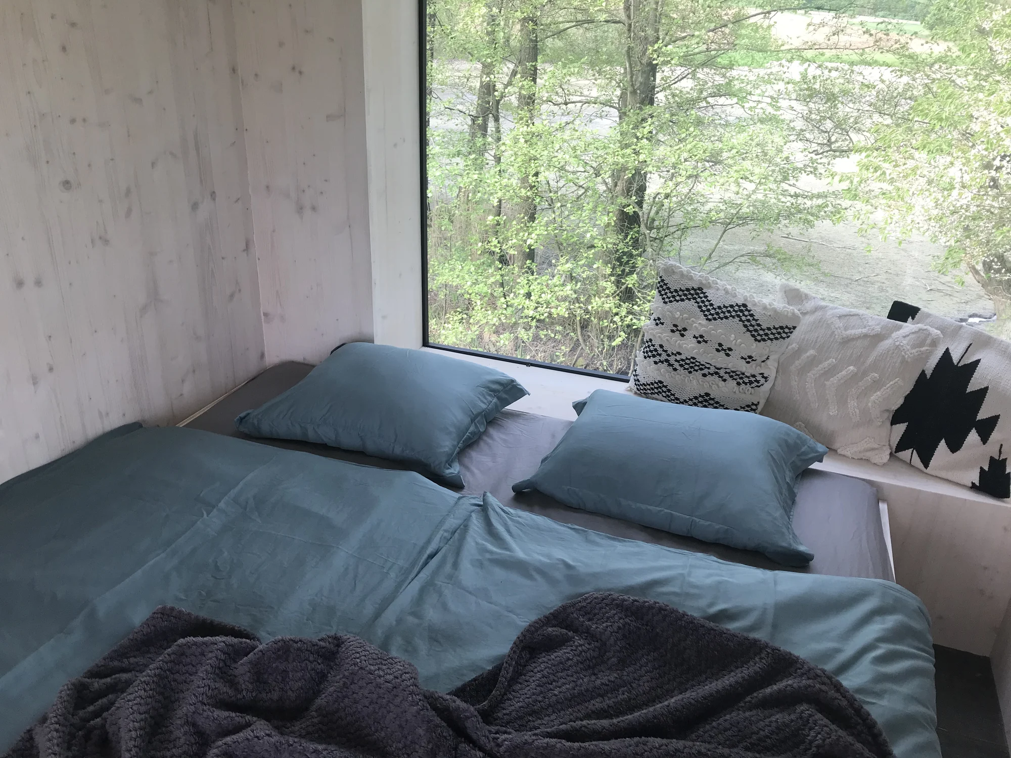 Samota a klid přímo u rybníka v posedu na Vysočině: minimalistický design a vůně dřeva