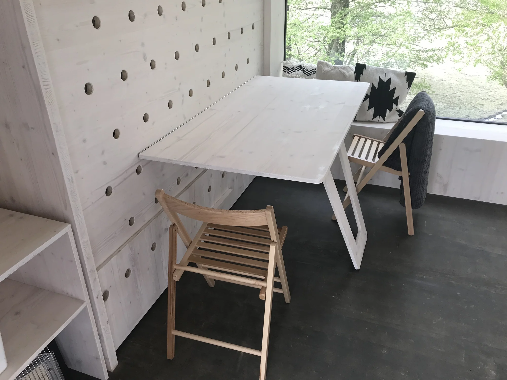 Samota a klid přímo u rybníka v posedu na Vysočině: minimalistický design a vůně dřeva