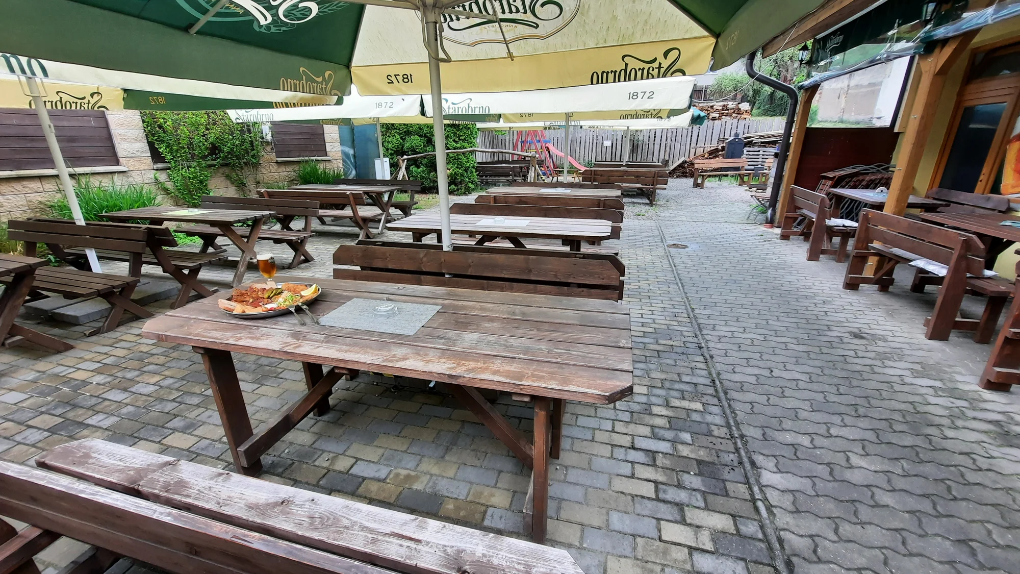 Opravdová hostina: vyladěné prkno plné řízečků, křidýlek i sýrových kousků