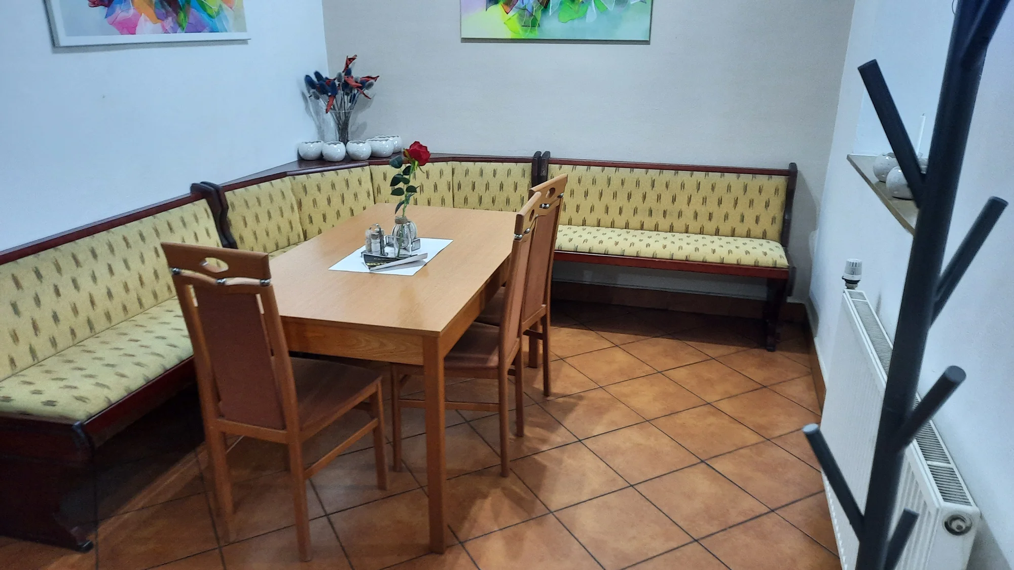 Opravdová hostina: vyladěné prkno plné řízečků, křidýlek i sýrových kousků