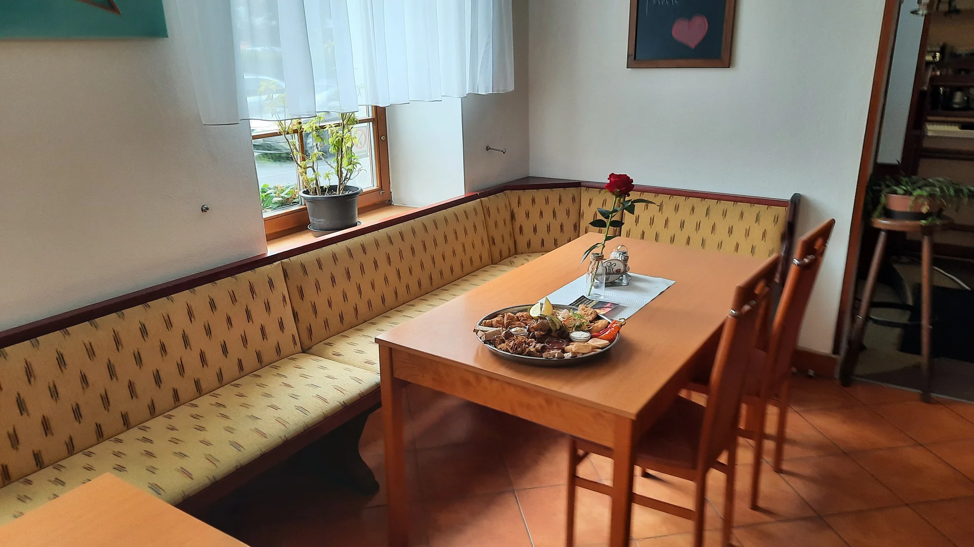 Opravdová hostina: vyladěné prkno plné řízečků, křidýlek i sýrových kousků