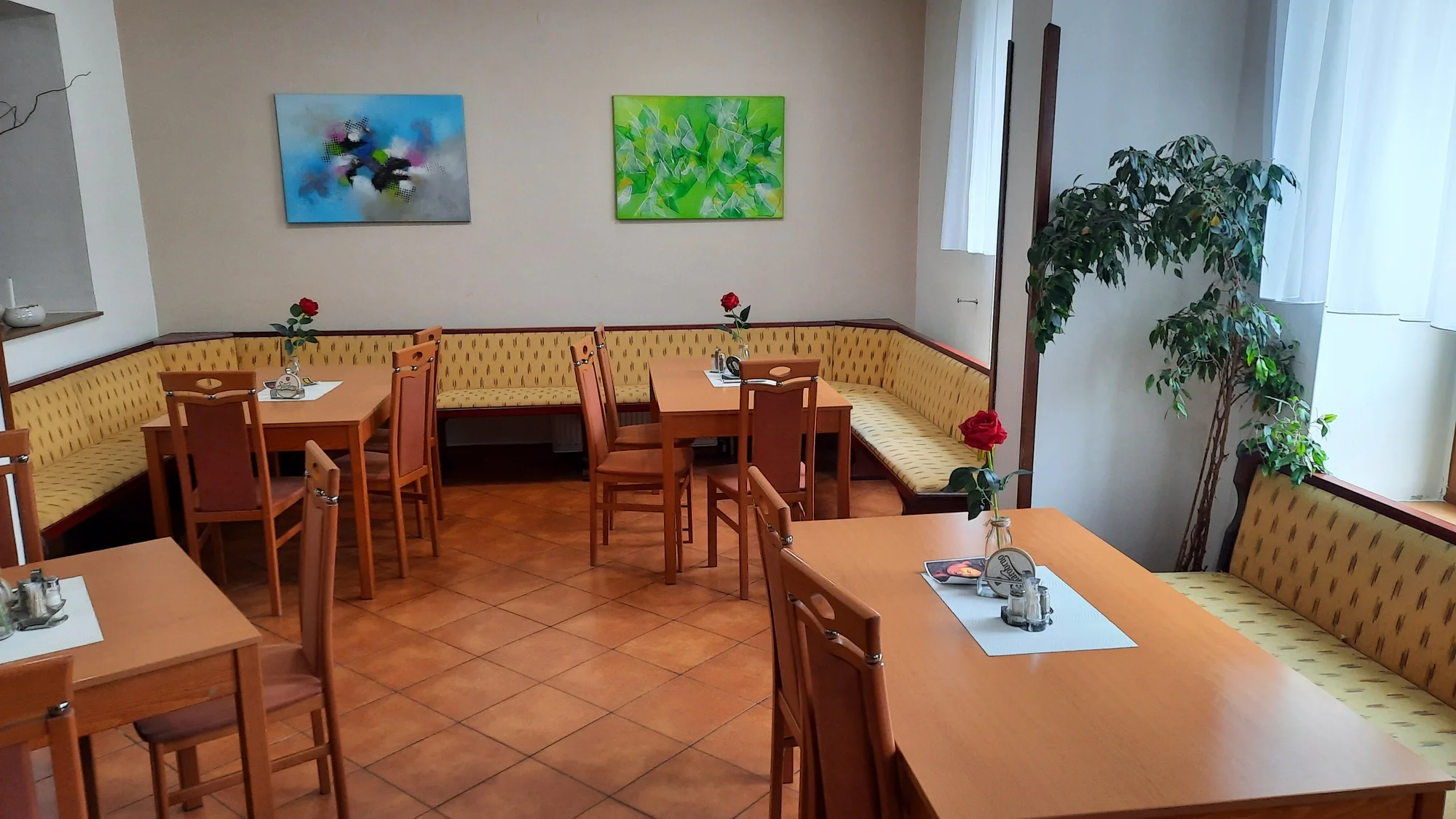 Opravdová hostina: vyladěné prkno plné řízečků, křidýlek i sýrových kousků