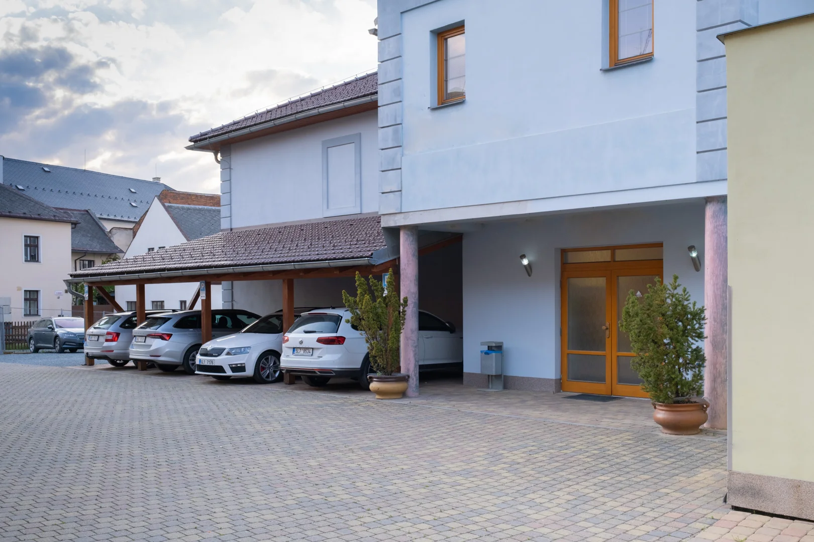 Pohodový pobyt v Mohelnici: hotel se snídaní, láhev vína a krajina Bouzova