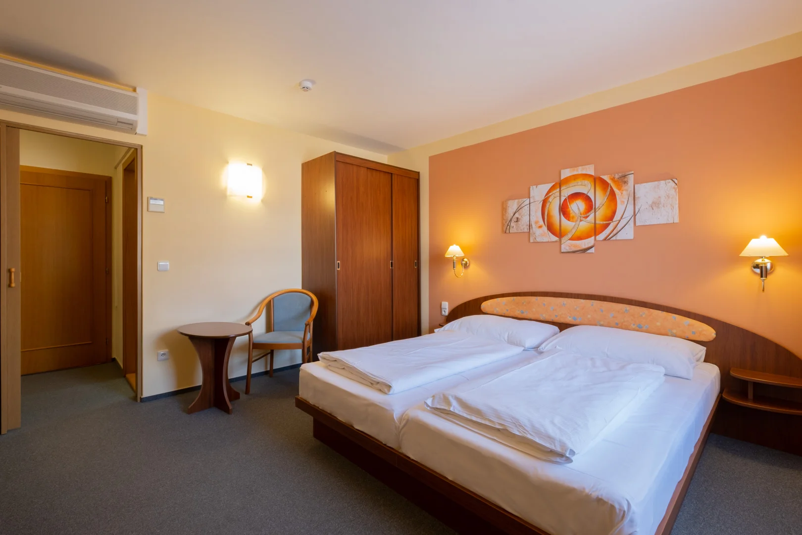 Pohodový pobyt v Mohelnici: hotel se snídaní, láhev vína a krajina Bouzova