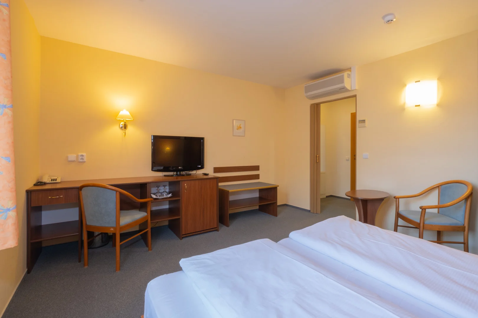 Pohodový pobyt v Mohelnici: hotel se snídaní, láhev vína a krajina Bouzova