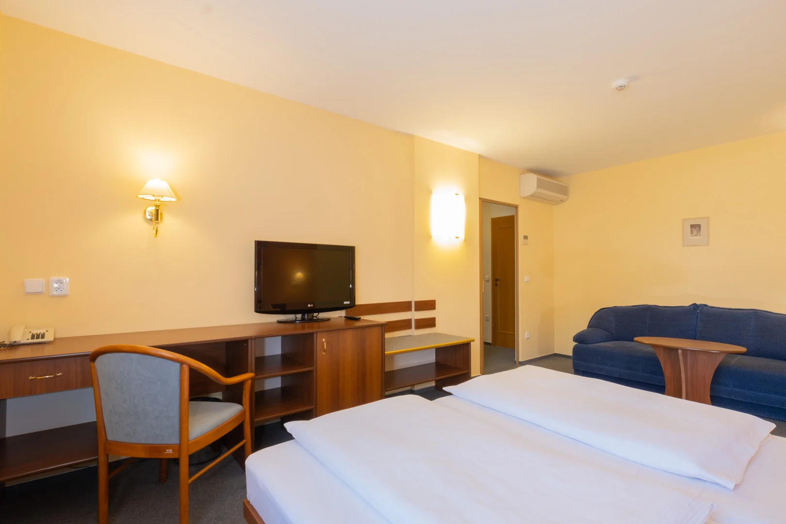 Pohodový pobyt v Mohelnici: hotel se snídaní, láhev vína a krajina Bouzova