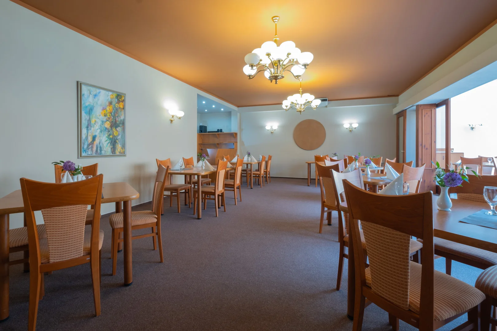 Pohodový pobyt v Mohelnici: hotel se snídaní, láhev vína a krajina Bouzova