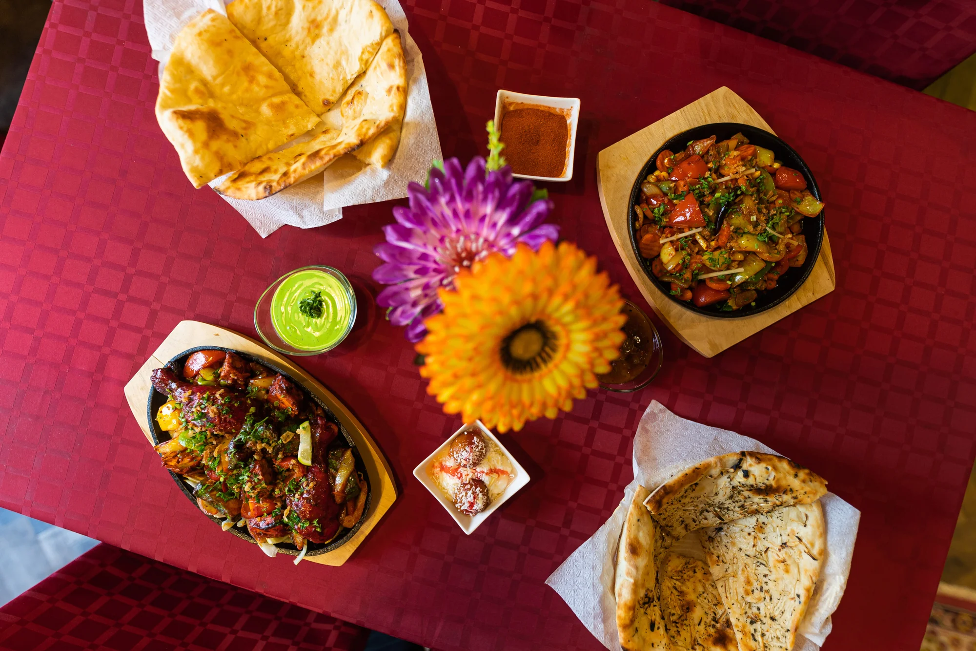 Tandoori mix pro 2 osoby: chicken tikka, tandoori chicken, pudina tikka, naan, rýže, omáčky i dezert