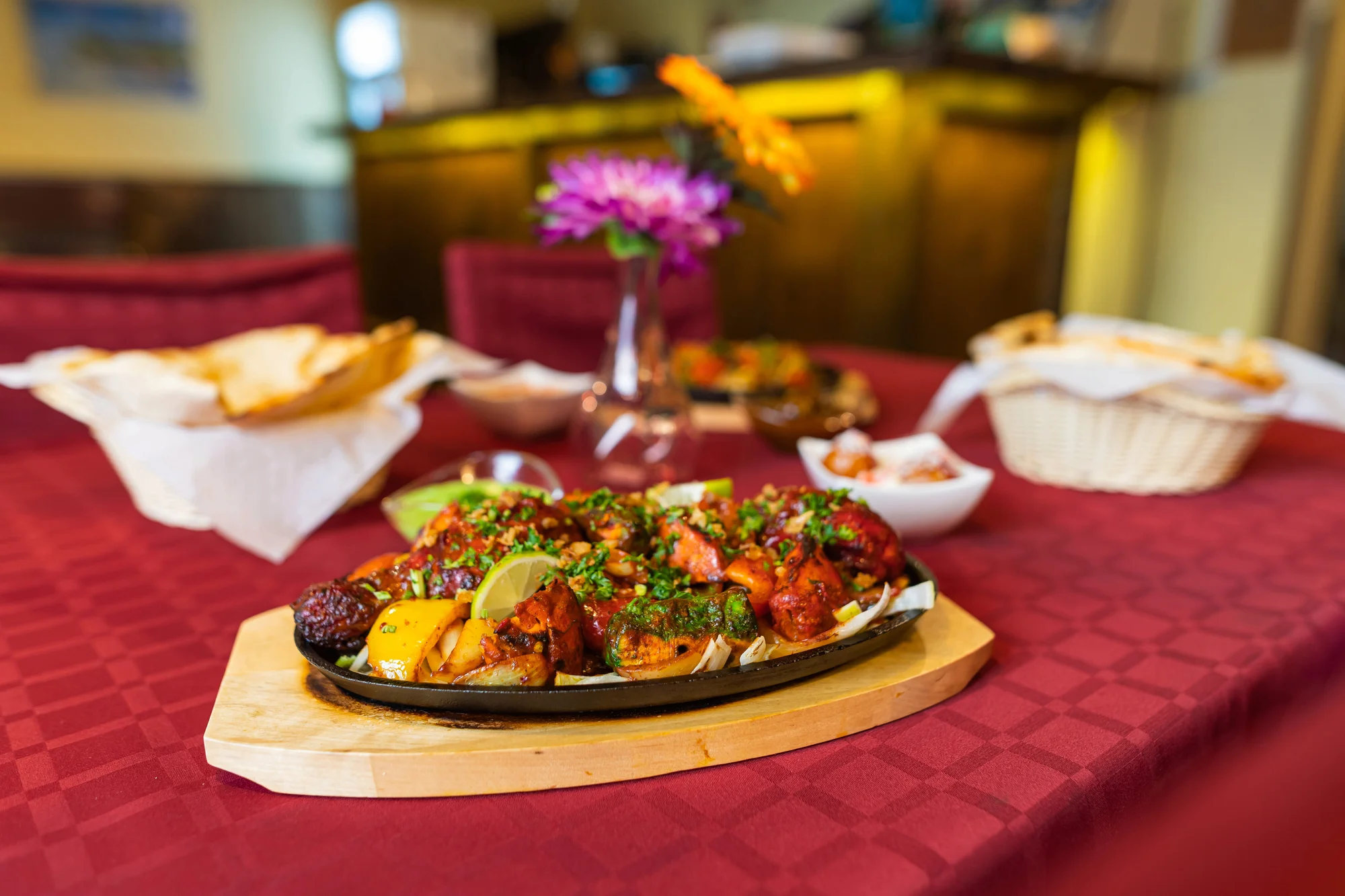 Tandoori mix pro 2 osoby: chicken tikka, tandoori chicken, pudina tikka, naan, rýže, omáčky i dezert