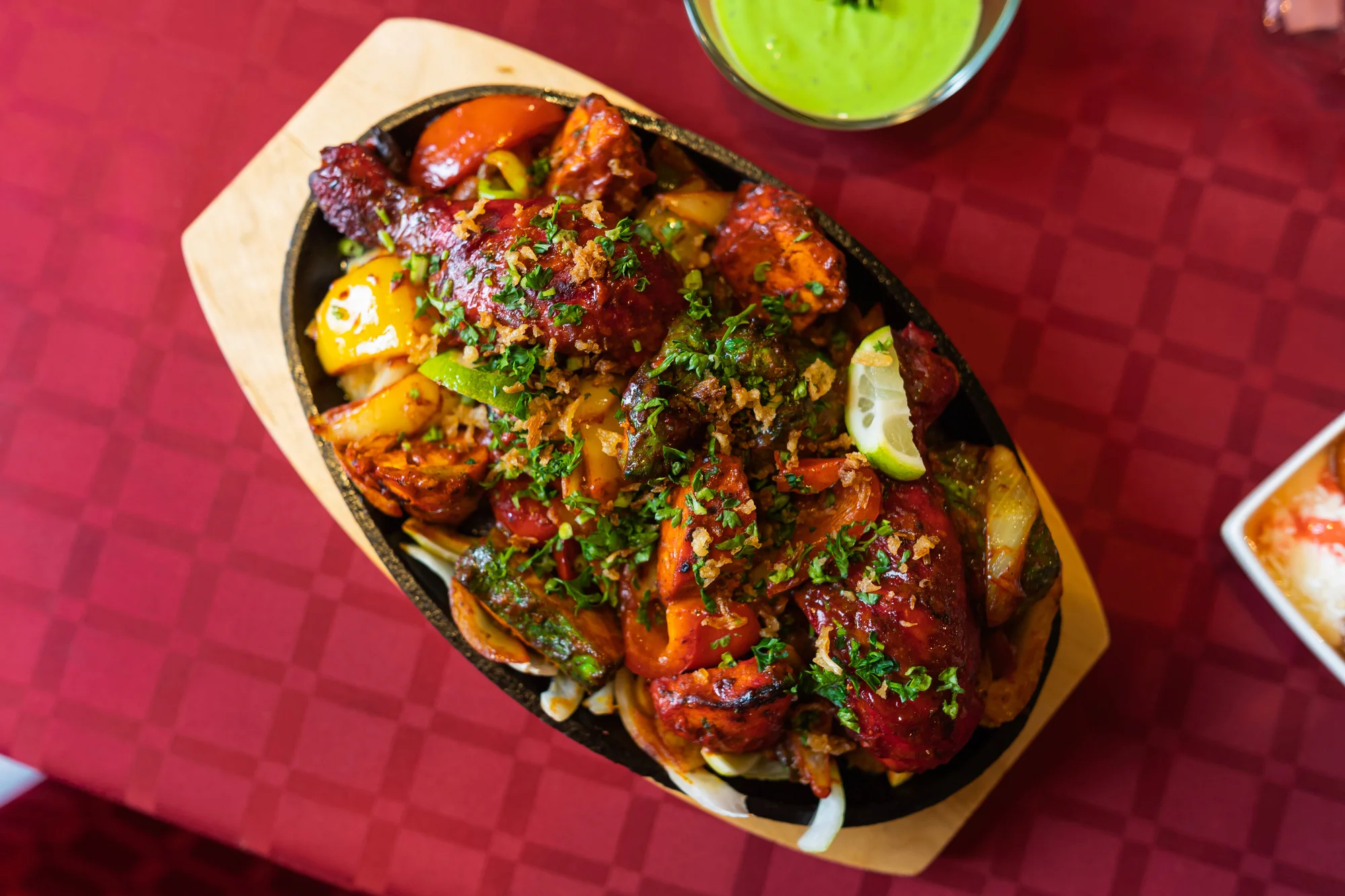 Tandoori mix pro 2 osoby: chicken tikka, tandoori chicken, pudina tikka, naan, rýže, omáčky i dezert