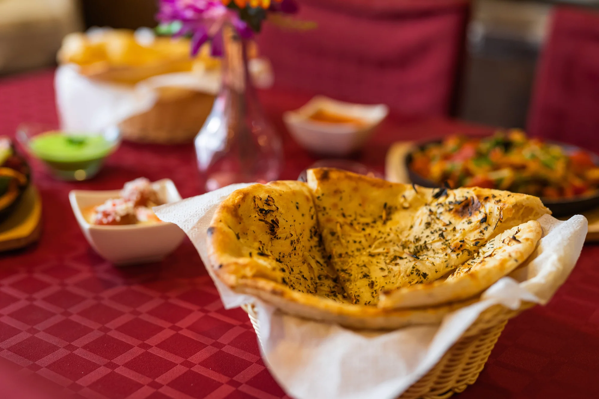 Tandoori mix pro 2 osoby: chicken tikka, tandoori chicken, pudina tikka, naan, rýže, omáčky i dezert