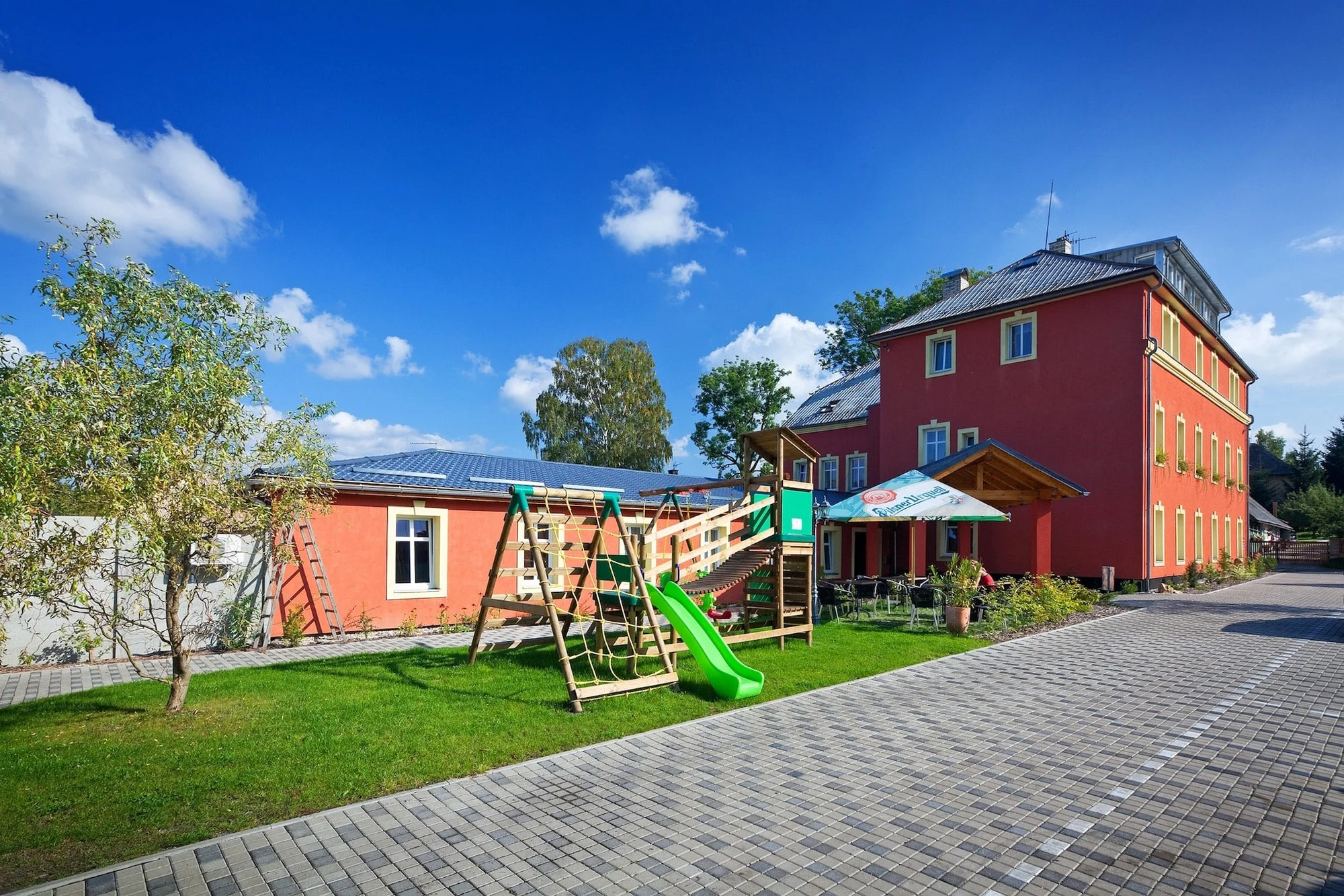 1 či 2 hodiny privátního wellness až pro 10 osob: bazén, finská i solno-bylinková sauna a vířivka