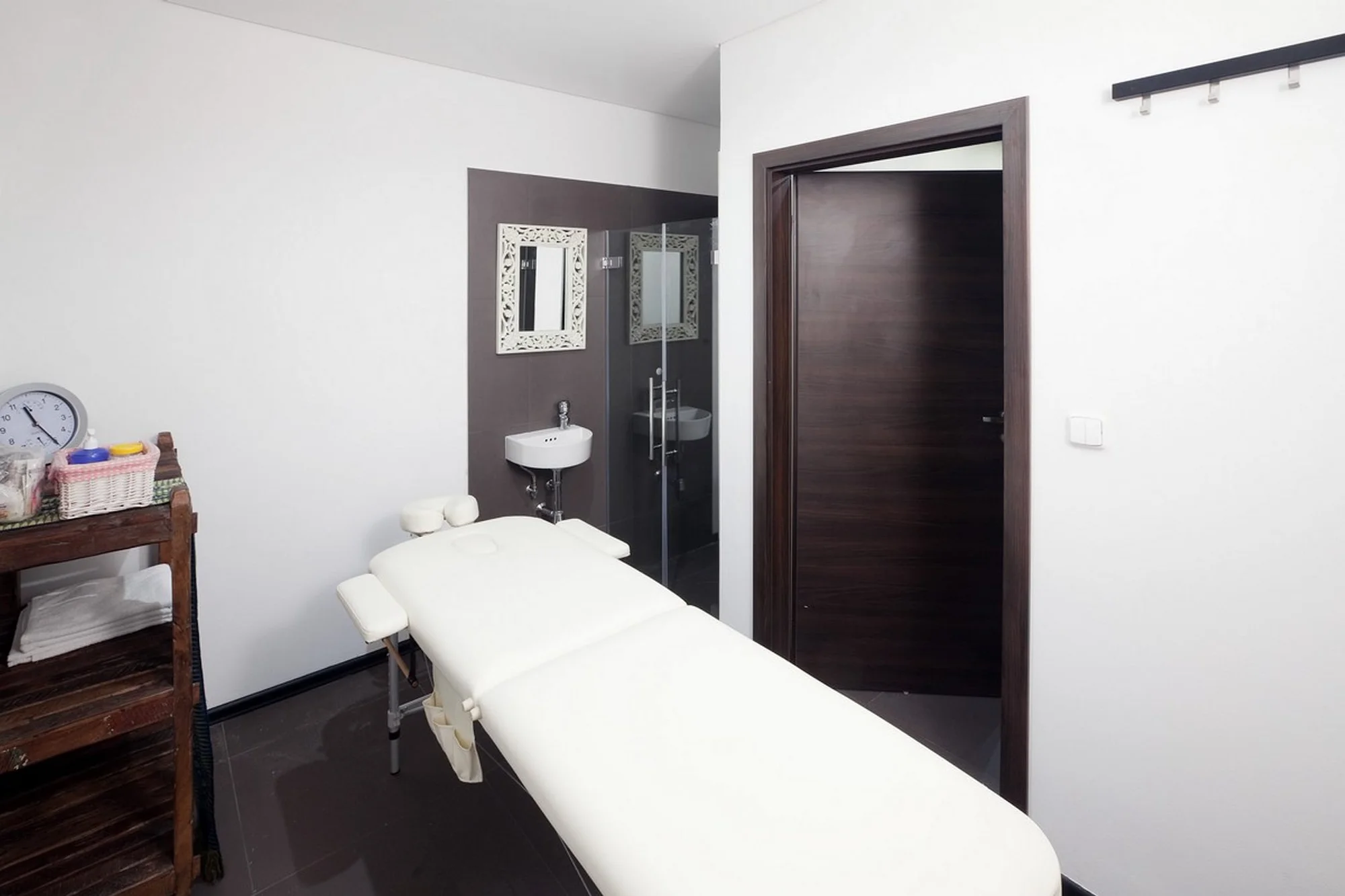 1 či 2 hodiny privátního wellness až pro 10 osob: bazén, finská i solno-bylinková sauna a vířivka