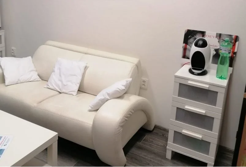 Permanentní make-up: horní i dolní linka nebo obočí pomocí metody microblading