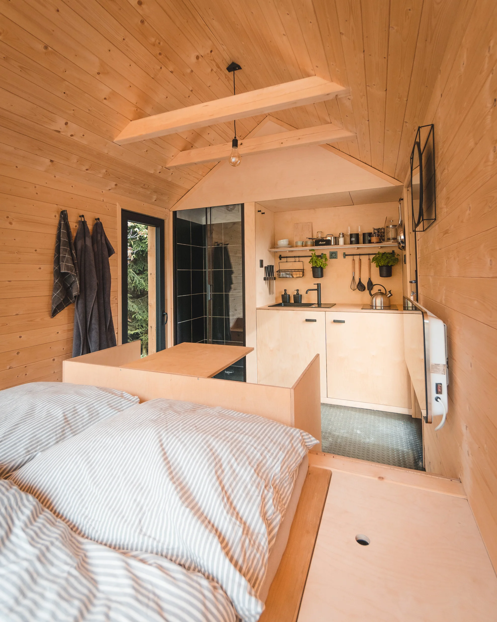 Netradiční pobyt v dřevěném domku na samotě s wellness: vyhřívaný koupací sud a venkovní sauna
