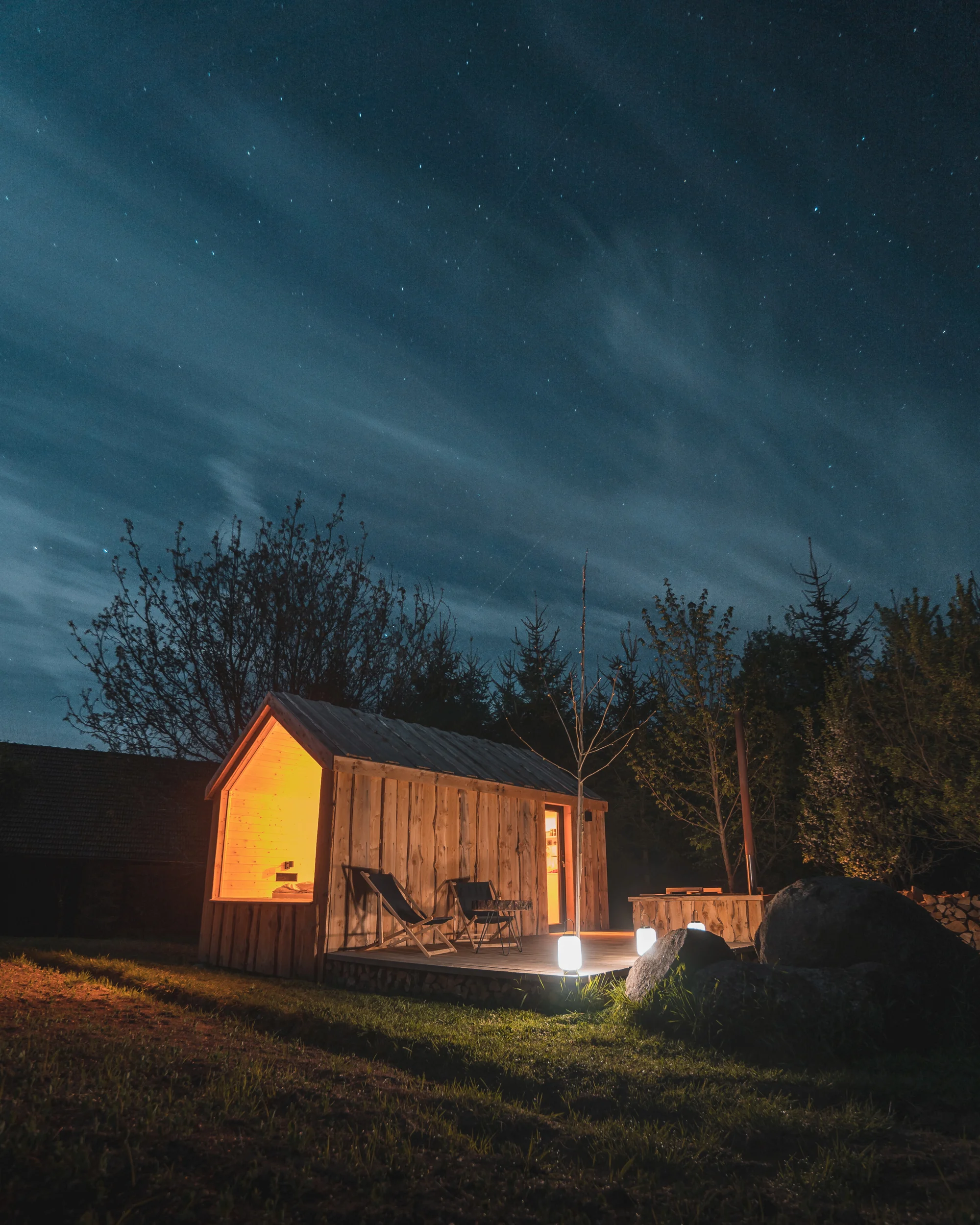 Netradiční pobyt v dřevěném domku na samotě s wellness: vyhřívaný koupací sud a venkovní sauna