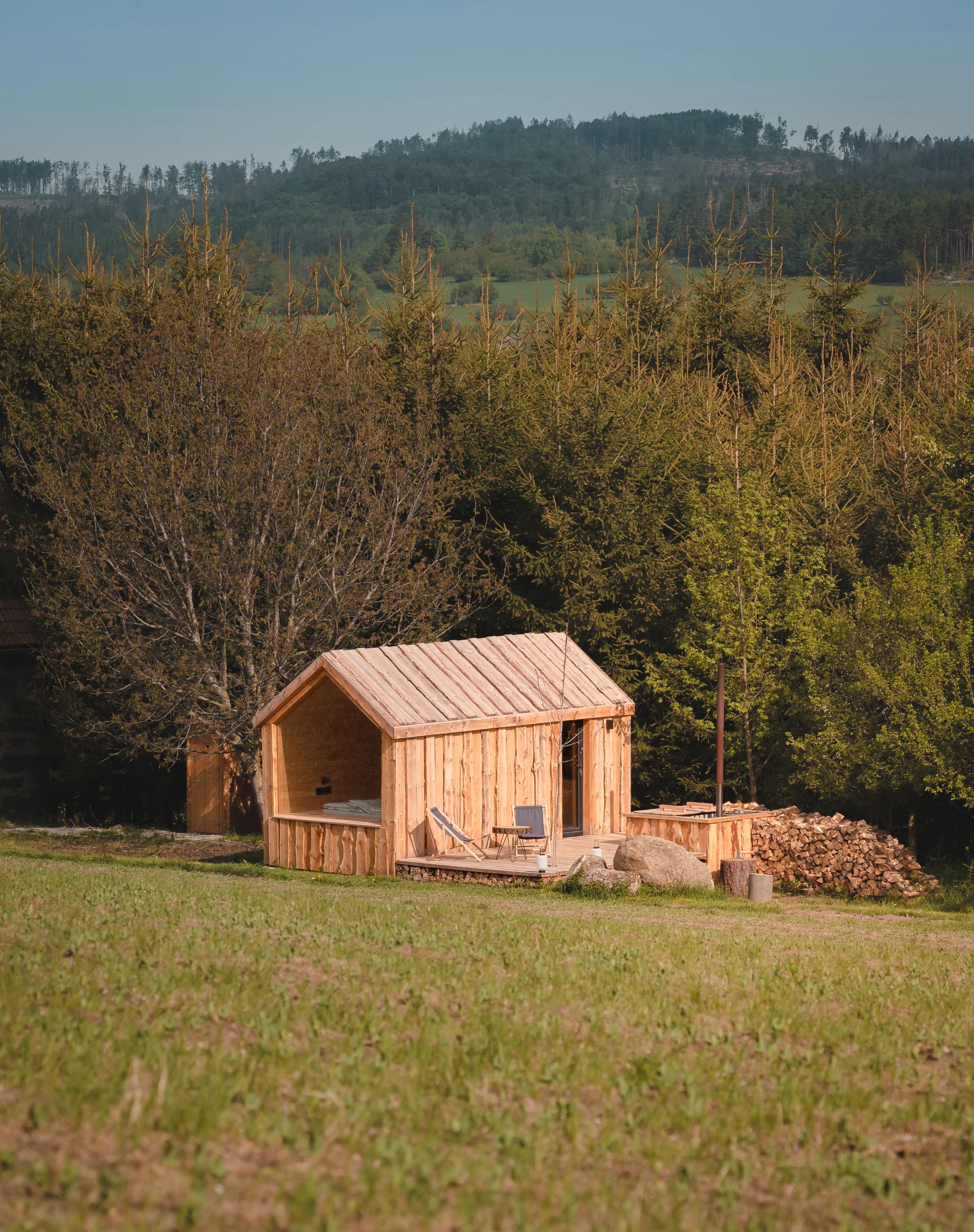 Netradiční pobyt v dřevěném domku na samotě s wellness: vyhřívaný koupací sud a venkovní sauna