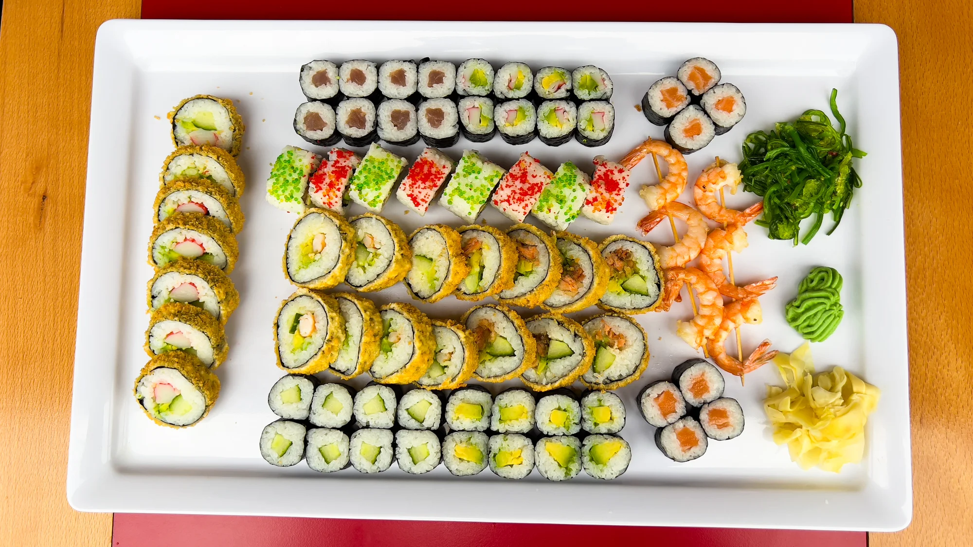Japonské sushi: set s 28–75 kousky s lososem, avokádem, tuňákem i krevetami