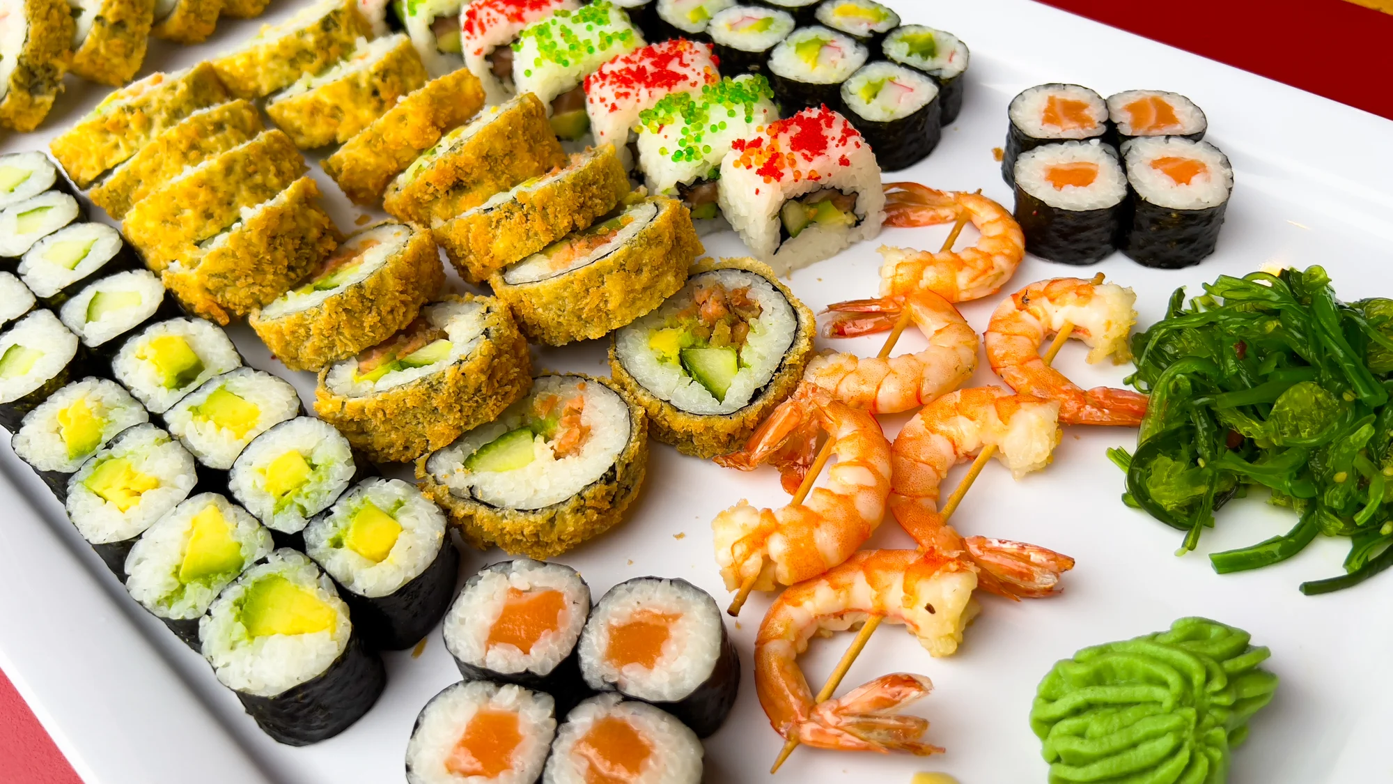 Japonské sushi: set s 28–75 kousky s lososem, avokádem, tuňákem i krevetami