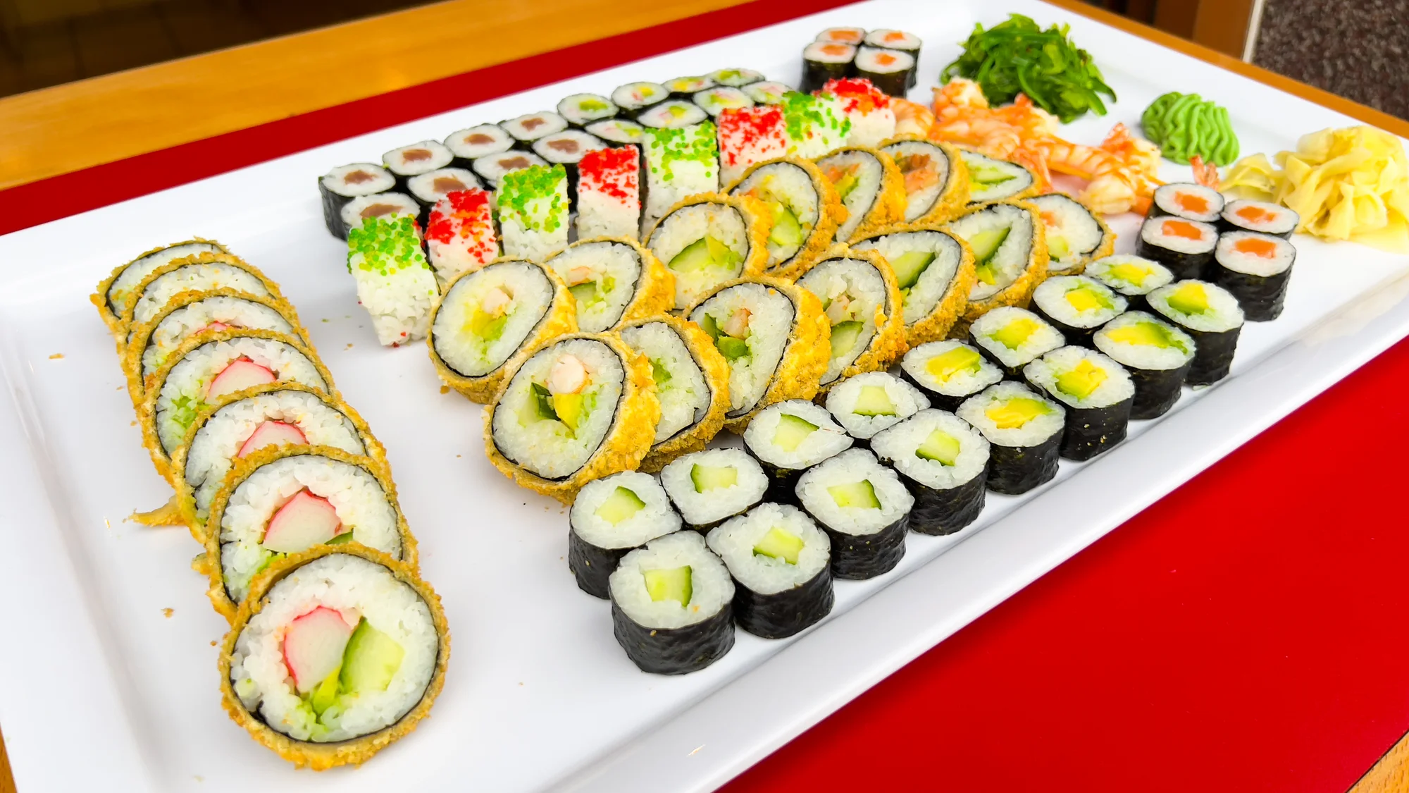 Japonské sushi: set s 28–75 kousky s lososem, avokádem, tuňákem i krevetami