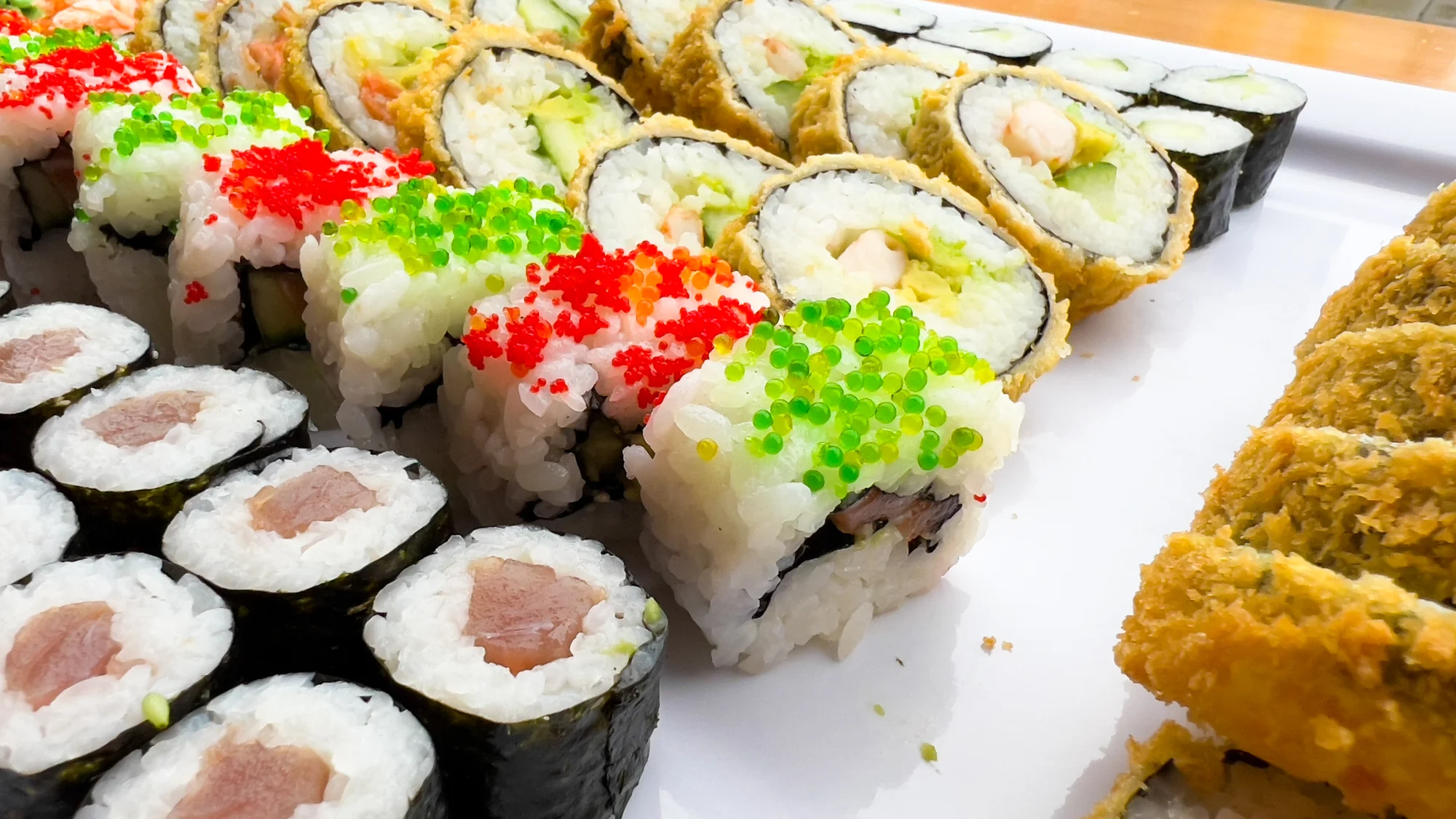 Japonské sushi: set s 28–75 kousky s lososem, avokádem, tuňákem i krevetami