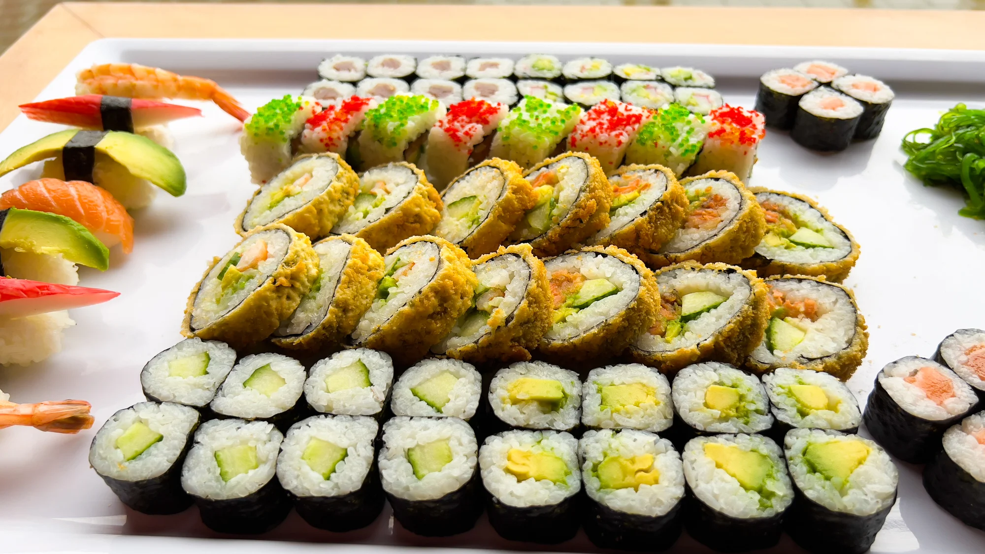 Japonské sushi: set s 28–75 kousky s lososem, avokádem, tuňákem i krevetami